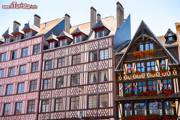 Immagine Particolare delle case storiche di Place de Vieux-Marche a Rouen, Francia
