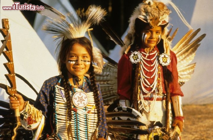 Wyoming: bambini vestiti da danzatori indiani. Credit: Pete Saloutos