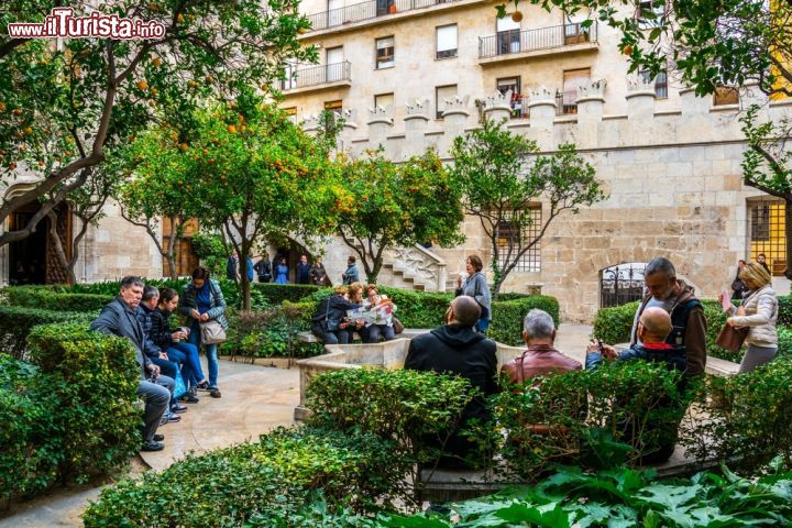 Immagine Patio de los naranjos: La visita ai giardini del mercato della seta di Valencia - © pavel dudek / Shutterstock.com