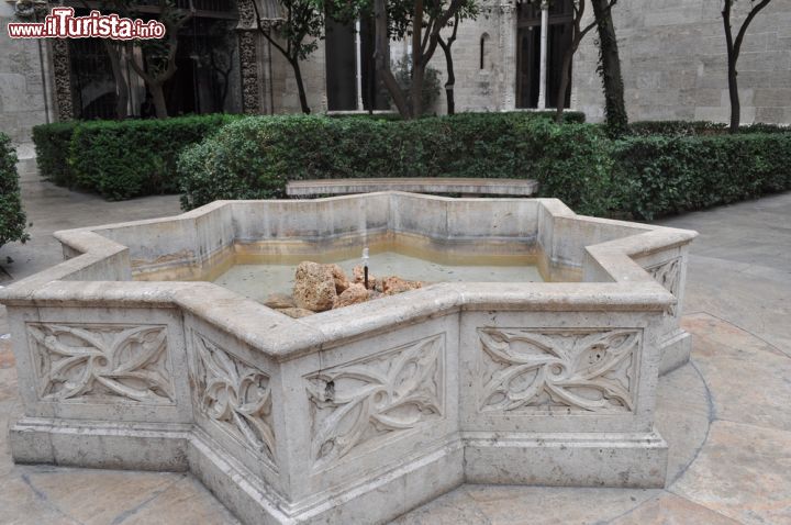 Immagine Una fontana del giardino del palazzo Lonja de la Seda a Valencia - © s74 / Shutterstock.com