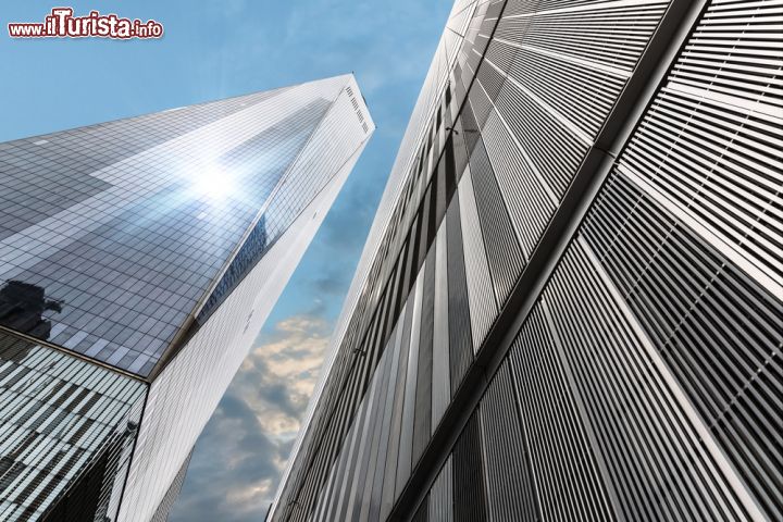 Immagine A sinistra la torre del One World Trade Center, la Freedom Tower fotografata dal basso - © Drop of Light / Shutterstock.com