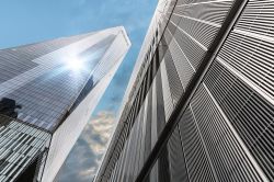 A sinistra la torre del One World Trade Center, la Freedom Tower fotografata dal basso - © Drop of Light / Shutterstock.com
