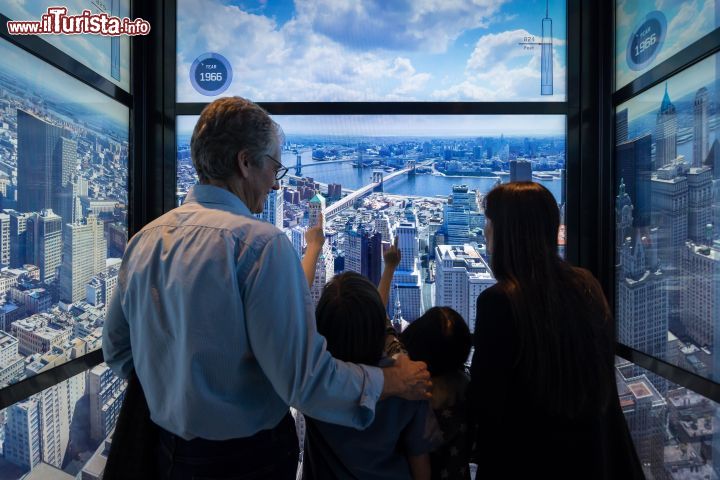 Immagine Una famiglia visita the Sky Pods con il panorama del centro di New York CIty