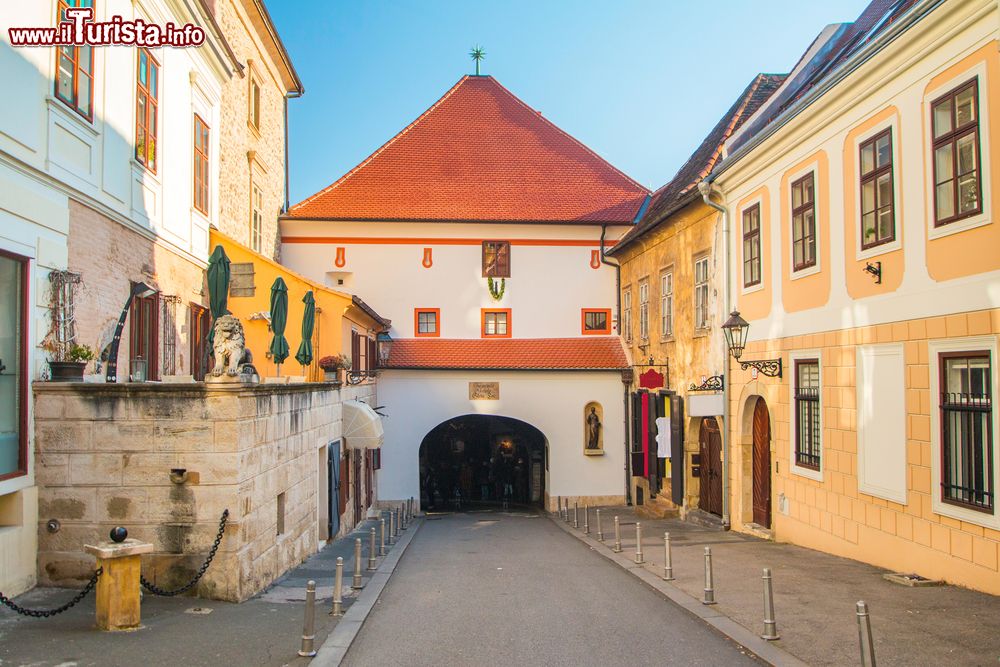 Immagine La Porta di Pietra e le case storiche della città alta di Zagabria