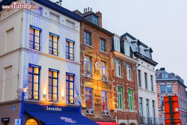 Immagine Le case con decorazioni natalizie in Place du Grand Sablon a Brussels, in Belgio: è una delle piazze caratteristica della città - © Felix Catana/ Shutterstock.com
