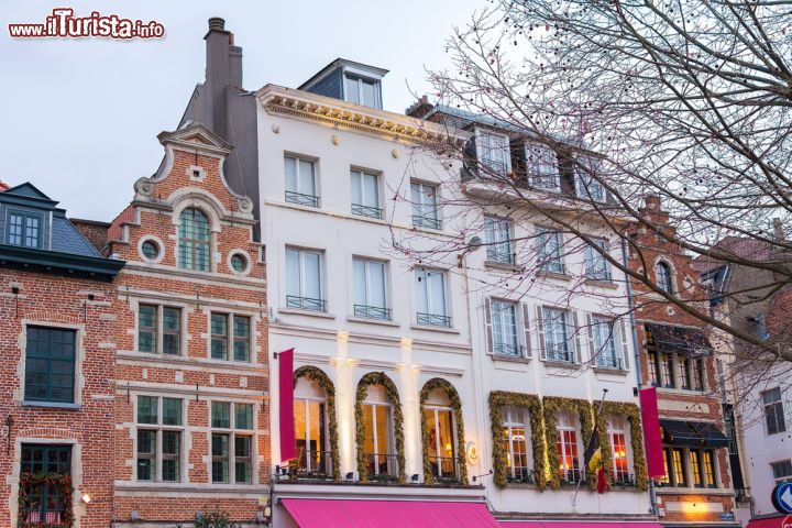 Immagine Edifici sulla piazza du Grand Sablon il fucro geometrico del quartiere di Bruxelles in Belgio