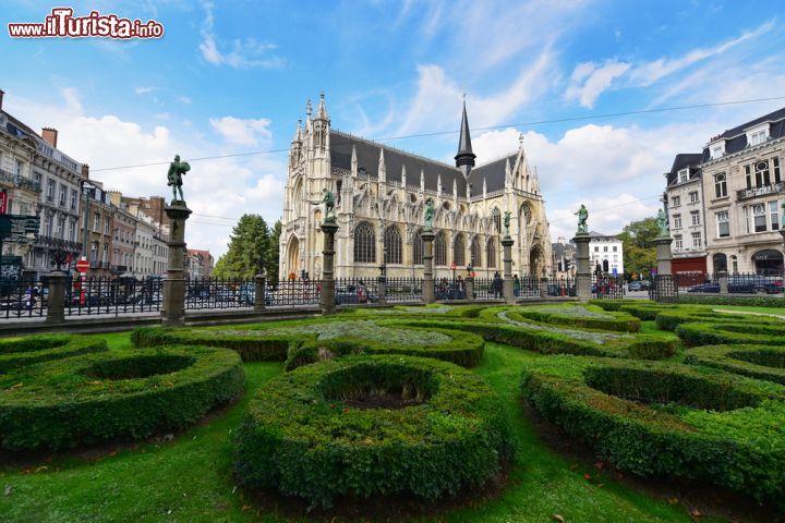 Immagine Il giardino Petit Sablon e la chiesa di Nostra Signora del Sablon a Bruxelles - © Jordan Tan / Shutterstock.com
