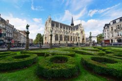 Il giardino Petit Sablon e la chiesa di Nostra Signora del Sablon a Bruxelles - © Jordan Tan / Shutterstock.com