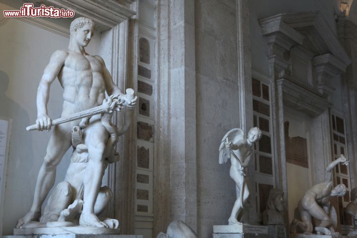 Immagine La statua romana in marmo di Ercole con l'Idra, in una delle gallerie dei Musei Capitolini di Roma  - © Vladimir Wrangel / Shutterstock.com