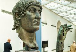 Statua in bronzo di Costantino il Grande, Musei ...