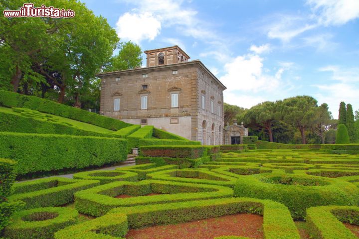 Immagine Il giardino all'italiana e uno dei due casini di Villa lante a Bagnaia - © ValeStock / Shutterstock.com