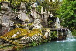 Una delle fontane monumentali di VIlla Lante a Bagnaia - © ValeStock / Shutterstock.com 