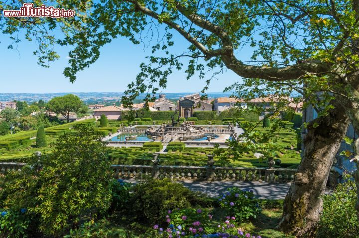 Immagine Le terrazze panoramiche dei giardini di VIlla Lante con vista su Bagnaia (Lazio) - © ValerioMei / Shutterstock.com