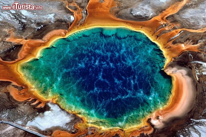 Midway Geyser Basin, Parco nazionale Yellowstone, Wyoming - Yellowstone, il più antico parco naturale del mondo, come anche un mirabile esempio di Supervulcano, è sicuramente uno dei luoghi più alieni di tutto il pianeta. Sono parecchi i siti all'interno del parco che si distinguono per morfologie e colori particolarissimi. Uno di questi è il Midway Geyser Basin, che visto dall'alto assume una fantascientifica colorazione, sia per la presenza di minerali che per i batteri che vivono sulle sponde di questa grande "hot spring" a forma di cuore.