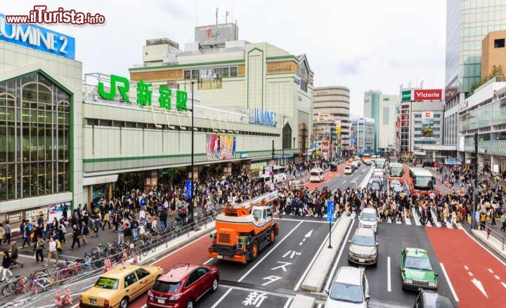 Immagine La stazione di Shinjuku JR: è uno dei piu affollati terminal di Tokyo  - © iceink / Shutterstock.com