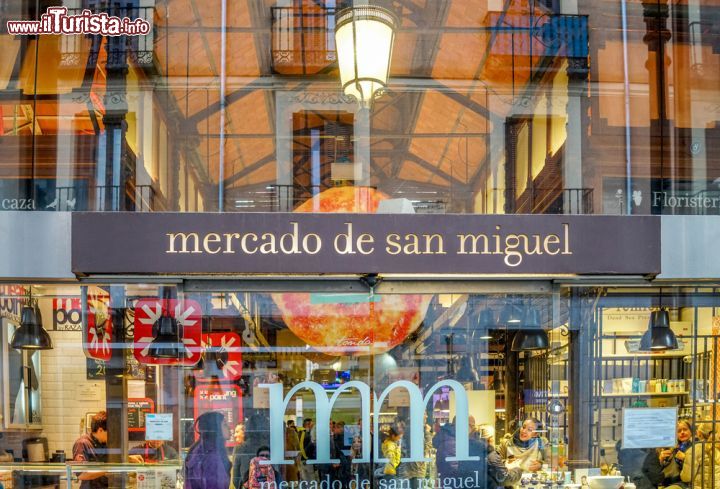 Immagine Lo storico mercato madrileno di Mercado de San Miguel a Madrid - ©  Boris-B / Shutterstock.com