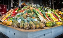 Bancarella di frutta e verdura al Mercado de ...