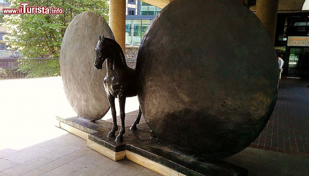 Immagine Cavallo con due dischi, opera di Christopher Le Brun all'esterno del Museum of London - © Midnightblueowl - CC BY-SA 3.0, Wikipedia