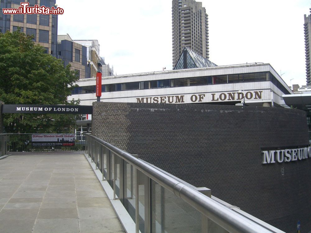 Immagine Esterno ed ingresso del museo: siamo al Museum of London in centro a Londra - © Infernalfox - CC BY 2.5, Wikipedia