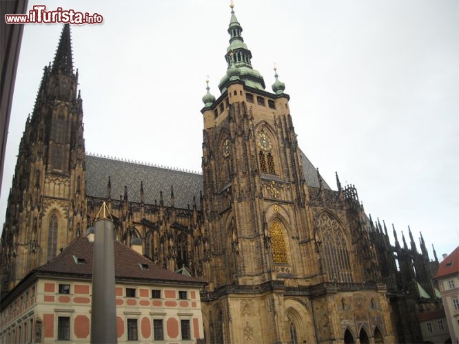 salire su fino al castello e visita la cattedrale la prima vetrata a sinistra  liberty, fatta da Alphonse Mucha