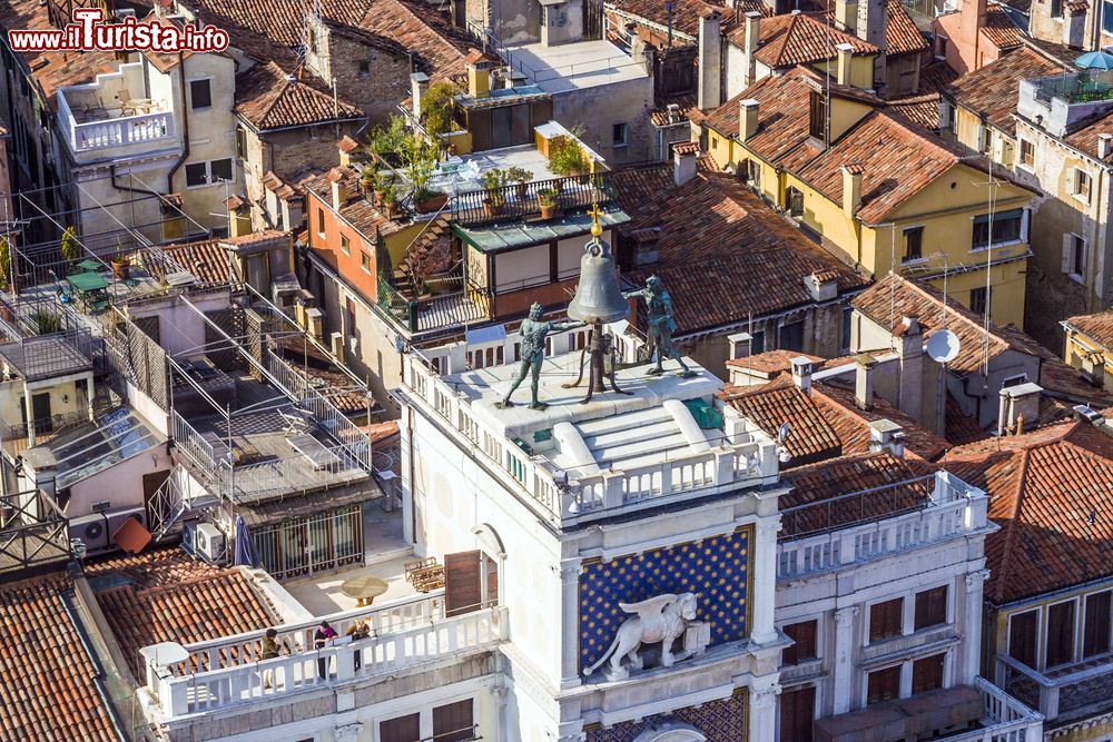 Immagine Particolare della cima della Torre dell'Orologio di Venezia, con la campana e  i due mori in bronzo