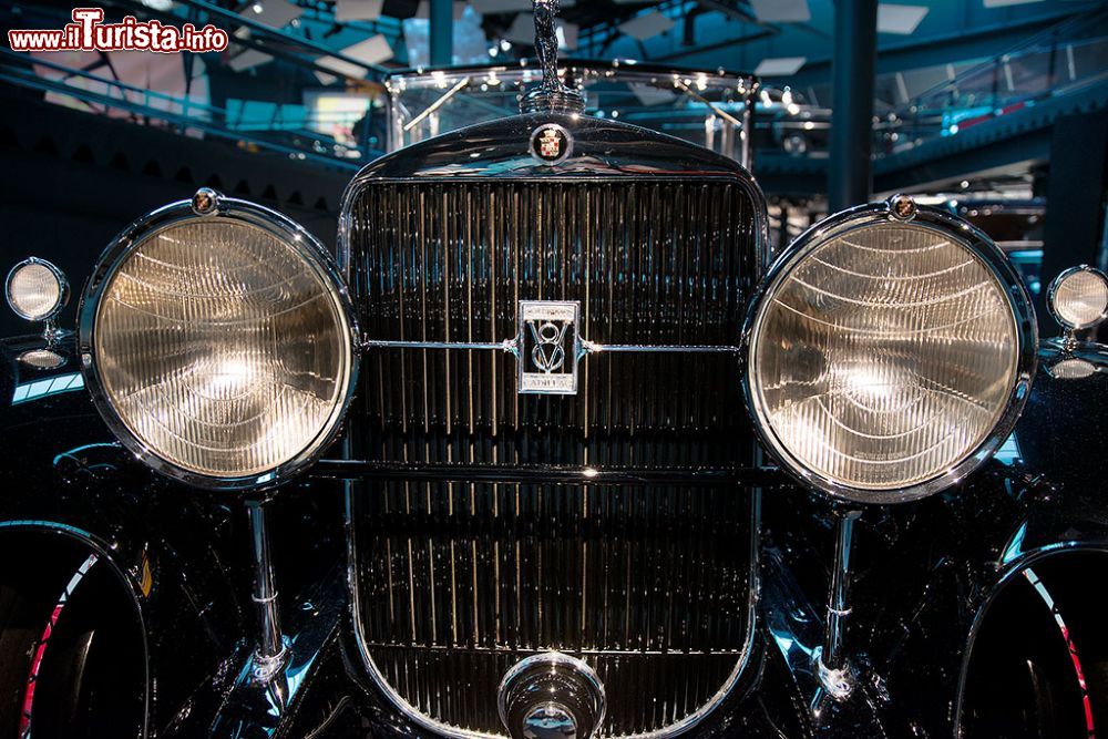 Immagine L'elegante muso di una Cadillac V8 1930 al Museo dei Motori di Riga in Lettonia - © Roberto Cornacchia / www.robertocornacchia.com