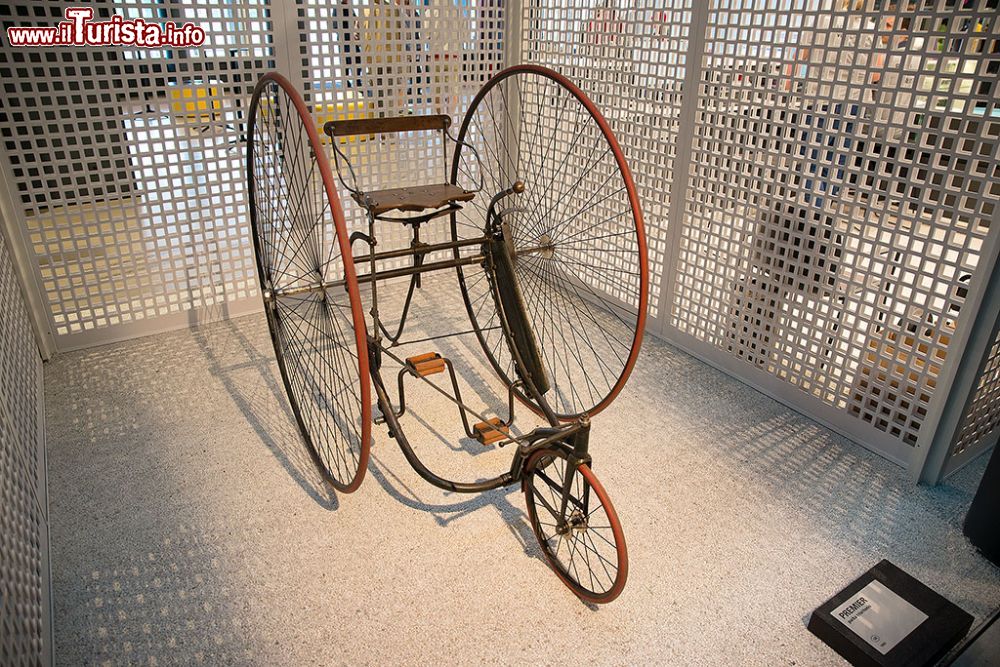Immagine A motore "umano"; uno dei veicoli a pedali esposti al Museo dei Motori di Riga in Lettonia - © Roberto Cornacchia / www.robertocornacchia.com