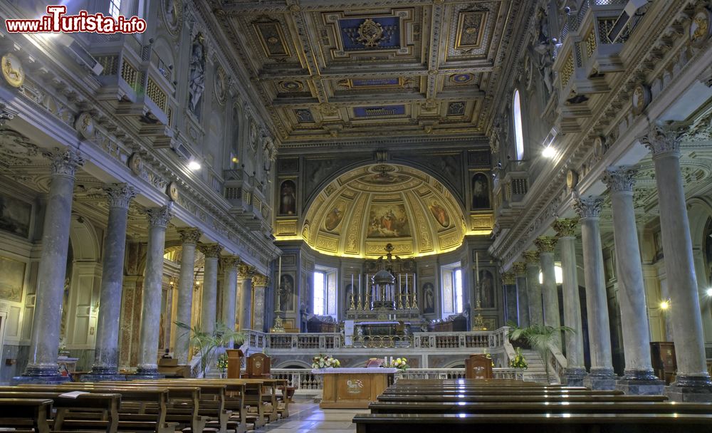 Immagine Fotografia dell'interno della chiesa di San Pietro in VIncoli: la navata centrale