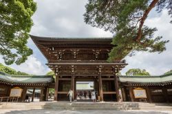 Il santuario di Meiji Shrine, si trova nel parco Yoyogi a Shibuya, Tokyo - © MAHATHIR MOHD YASIN / Shutterstock.com
