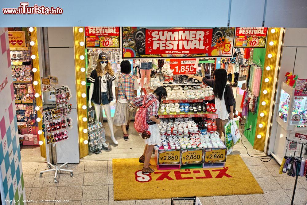 Immagine Un negozio tipico lungo la Takeshita Dori, la via giovanile e alla moda di Tokyo - © Takamex / Shutterstock.com