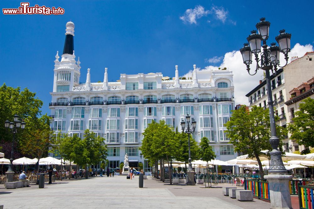 Immagine La Plaza de Santa Ana, siamo nel quartiere di Las Huertas a Madrid, in Spagna.