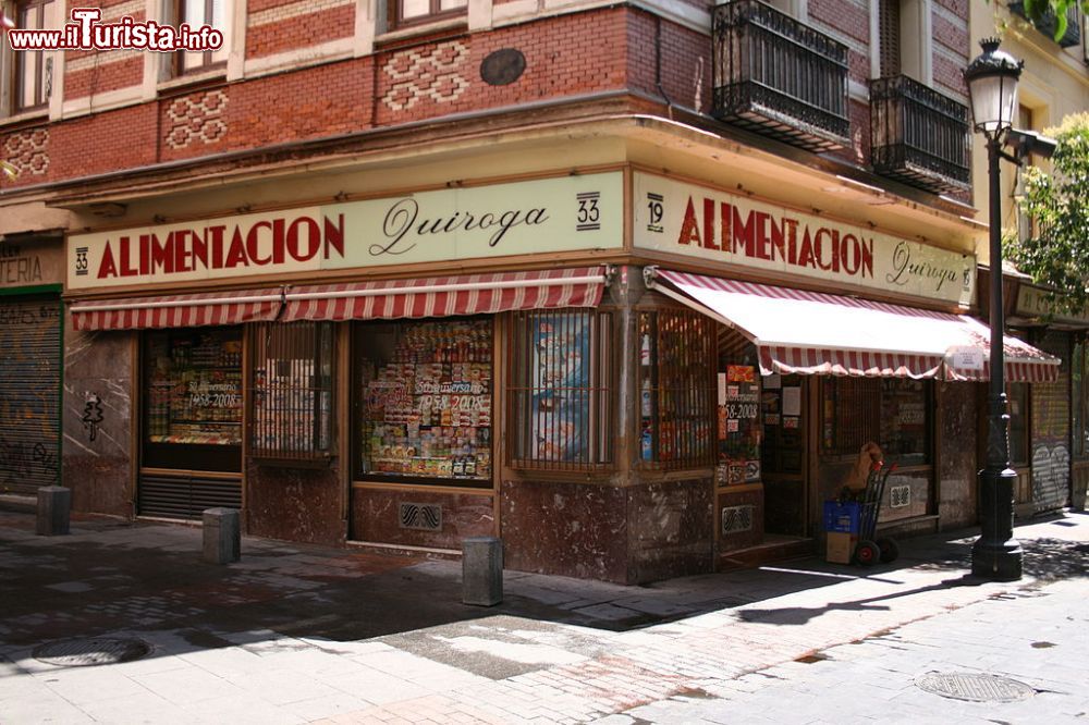 Immagine Un negozio tipico del Barrio di Las Huertas: Alimentacion Quiroga a Madrid - © Tamorlan - Wikipedia