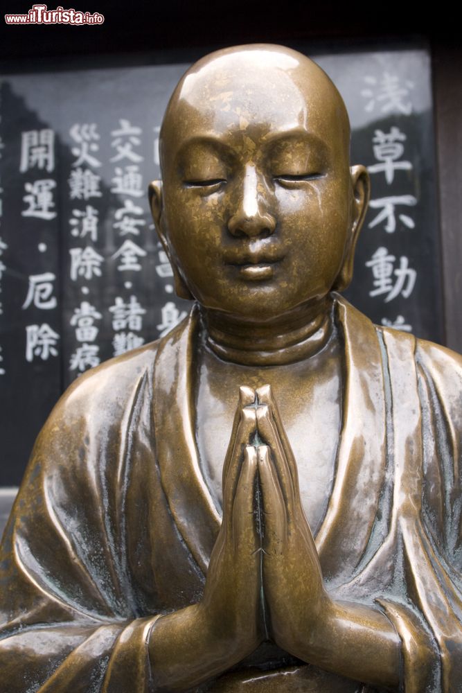 Immagine Una statua del Budda in rame al tempio Senso-ji di Tokyo