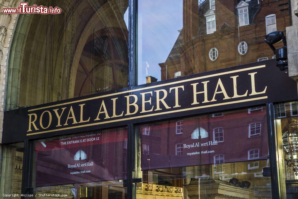 Immagine L'ingresso alla Royal Albert Hall, il tempio della musica a Londra © 4kclips / Shutterstock.com