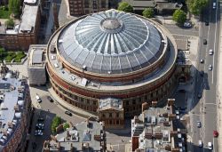 Con una capienza di 5.500 posti The Royal Albert Hall of London è uno dei più importanti teatri a Londra: vista aerea dell'arena Londinese
