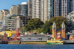 La baia di Lavender Bay con il Sydney's Luna Park e la skyline della città - © Gordon Bell / Shutterstock.com