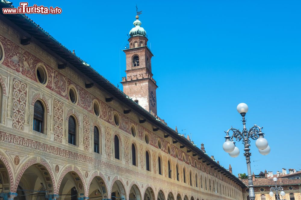 Immagine La Torre del Bramante sull'arco della porta d'ingresso al Castello Visconteo Sforzesco, verso Piazza Ducale, s'innalza la maggior torre di Vigevano.