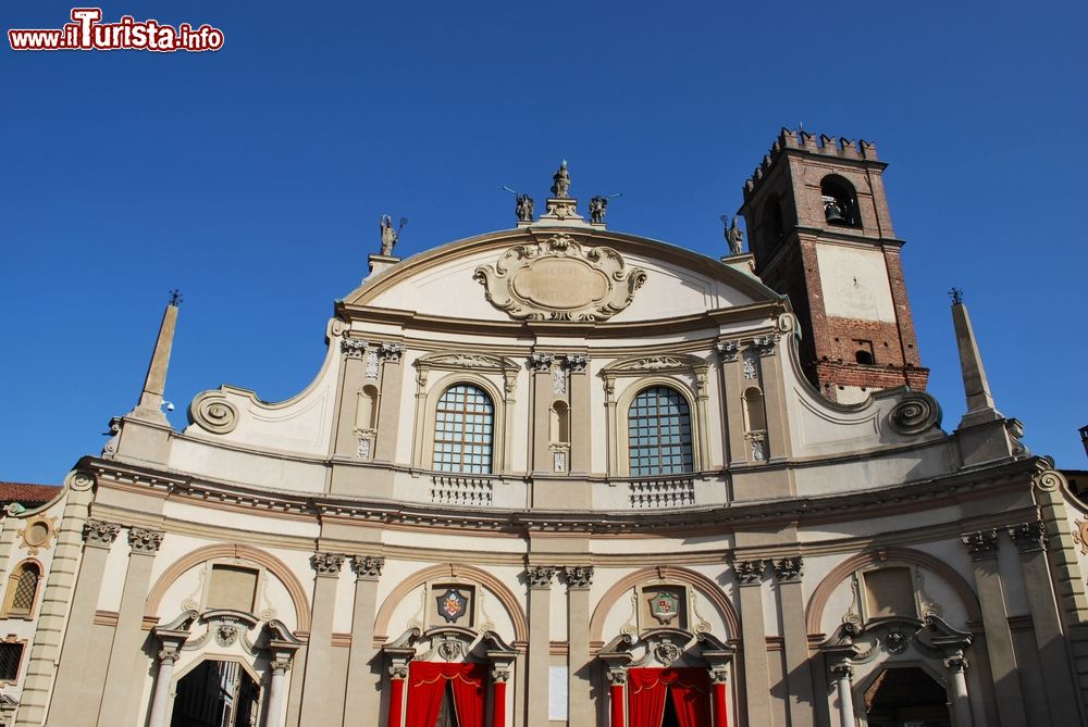 Immagine La facciata ellittica del Duomo di Vigevano