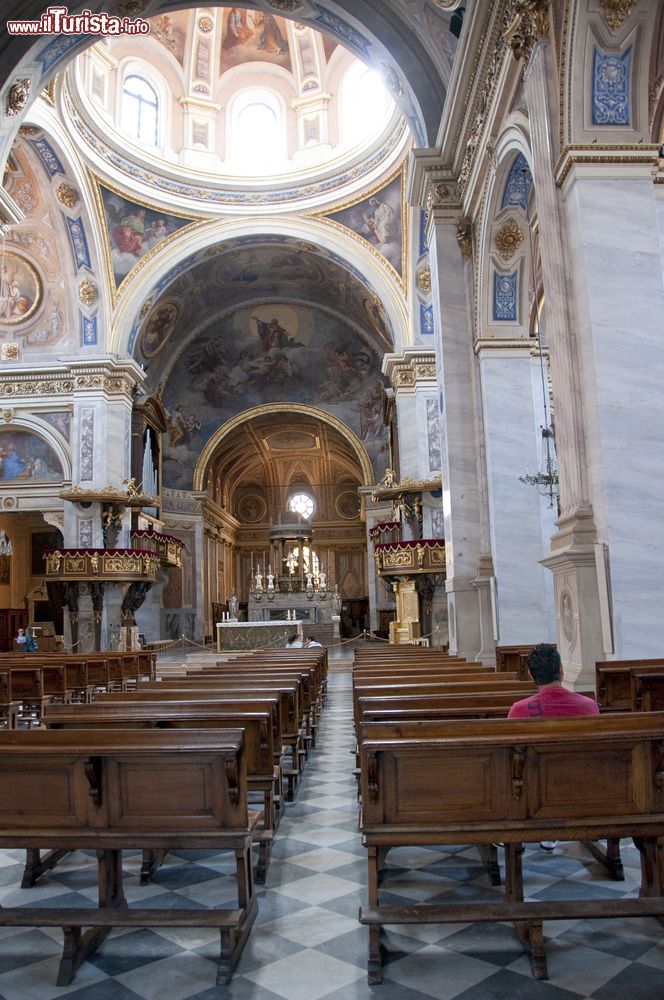 Immagine Vigevano, fedeli pregano all'interno della Cattedrale