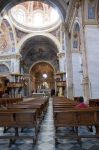 Vigevano, fedeli pregano all'interno della Cattedrale
