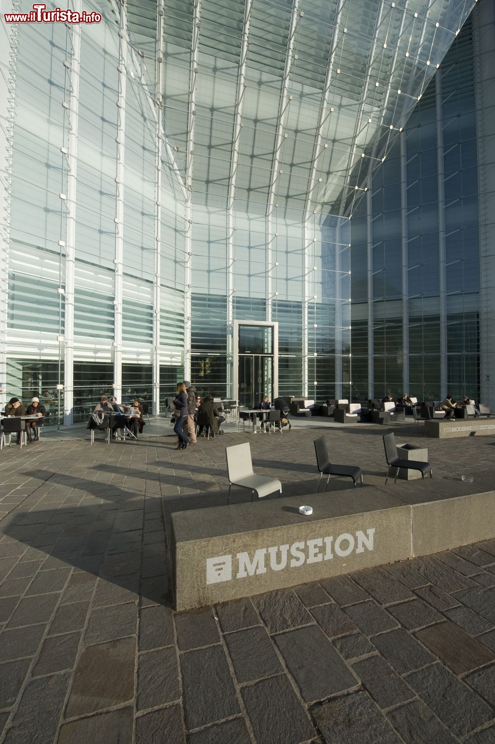 Immagine Ingresso del Museion, il famoso Museo d'Arte Moderna di Bolzano - ©  Othmar Seehauser - www.museion.it