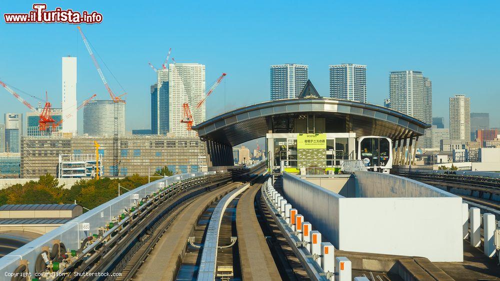 Immagine Ferrovia monorotaia Yurikamome sky train a Odaiba, Tokyo. L'opera si trova sulla isola della Baia di Tokyo - © cowardlion / Shutterstock.com