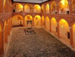 La Corte d'onore, il cortile interno della Rocca di Spoleto - © Silvio sorcini - CC BY-SA 4.0, Wikipedia