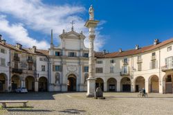 La splendida Piazza dell'Annunziata nel Borgo Antico di Venaria Reale in Piemonte - © Fabio Lotti / Shutterstock.com