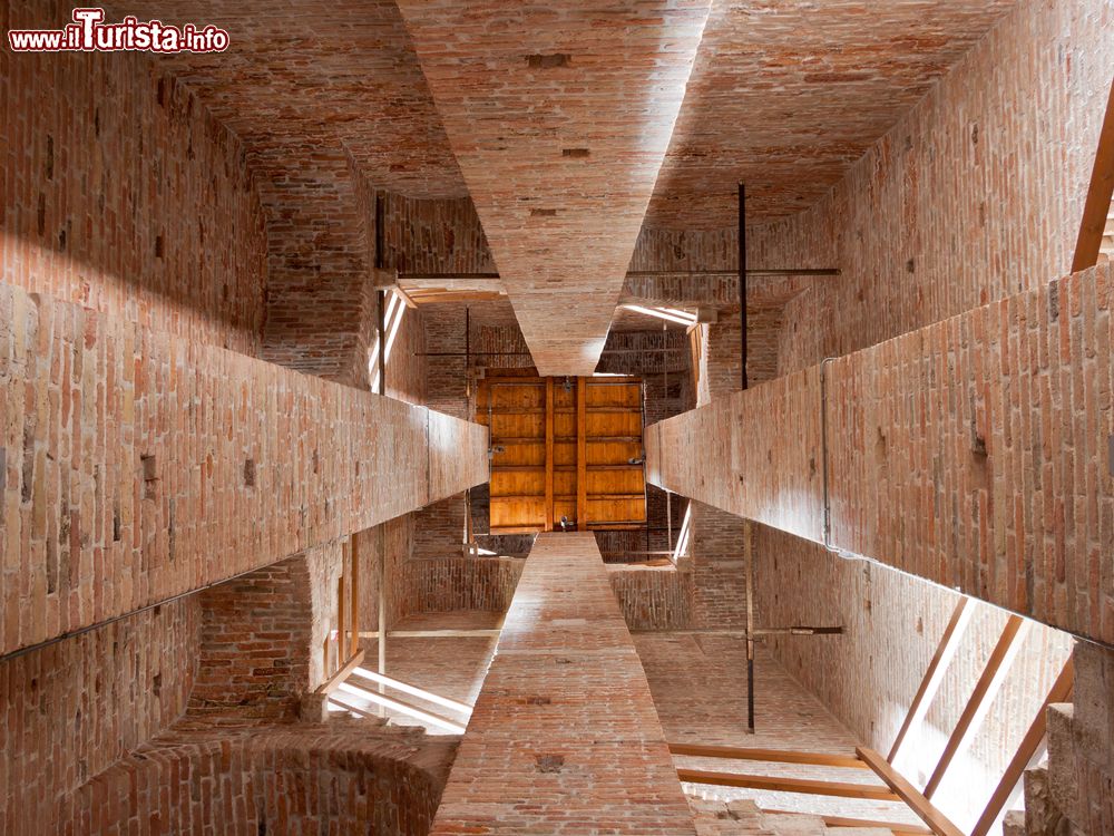 Immagine Una singolare veduta prospettica all'interno della torre campanaria nella cattedrale di Chioggia, Veneto, Italia.