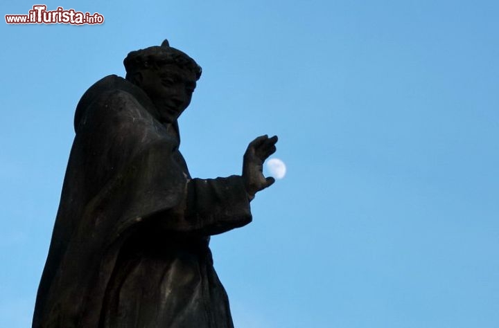 Una statua della Colonna della Trinit cerca di afferare la Luna sopra Olomouc