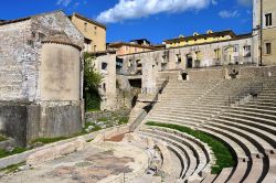 Il Teatro Romano e sullo sfondo le case della città di Spoleto in Umbria - © Geosergio - CC BY-SA 4.0, Wikipedia