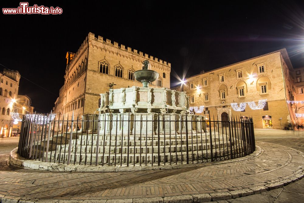 Immagine Fotografia notturna di Fontana Maggiore in centro a Perugia e sullo sfondo il Palazzo dei Priori