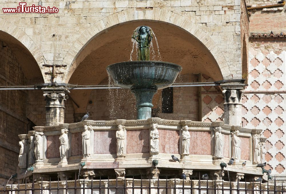 Immagine La bella Fontana Maggiore al centro di Piazza IV Novembre a Perugia