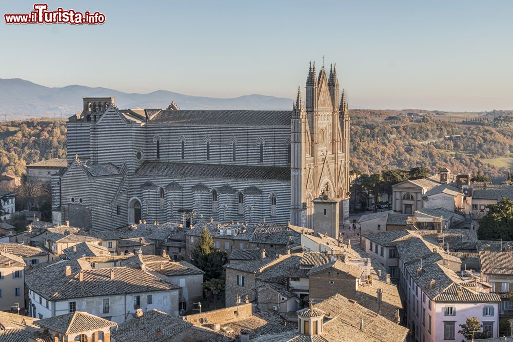 Immagine Vista della Cattedrale dell'Assunta e il borgo di Orvieto in Umbria
